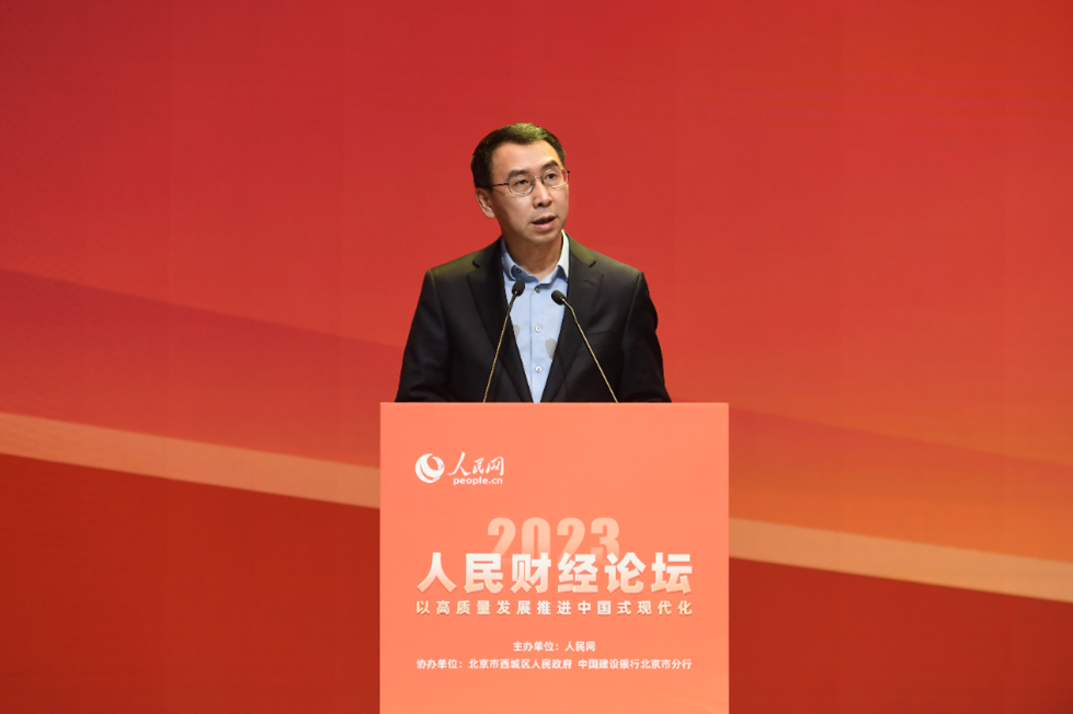 文化和旅游部产业发展司司长缪沐阳在“2023人民财经高峰论坛”致辞。记者 王天乐摄