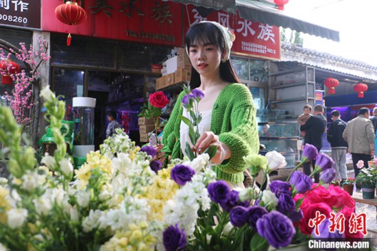 恒行登录：鲜花消费日常化 中国年轻人把春天“带回家”(图2)