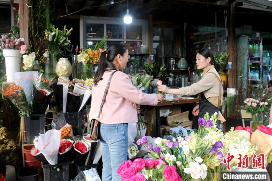 恒行登录：鲜花消费日常化 中国年轻人把春天“带回家”(图1)